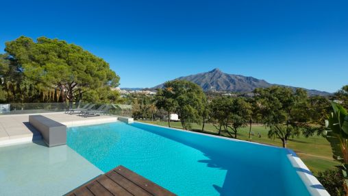 Nueva Andalucía: Front line golf villa - investment opportunity