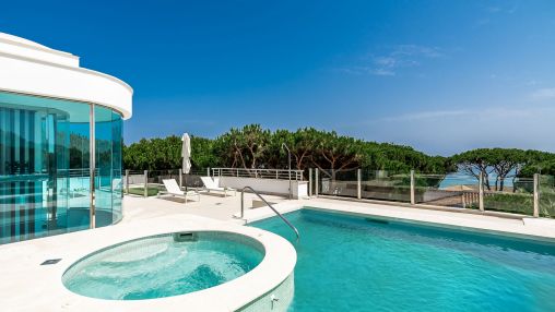 Cabopino: Villa mit pool auf dem Dach, 100 m vom Strand