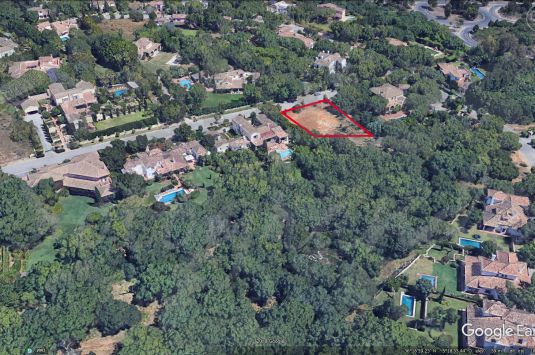 Building plot with excellent location adjoining a green area giving plenty of privacy.
