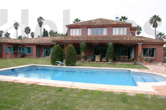 A large Spanish style villa within easy reach to the Real Club de Golf Sotogrande, the 2 beach clubs and marina.