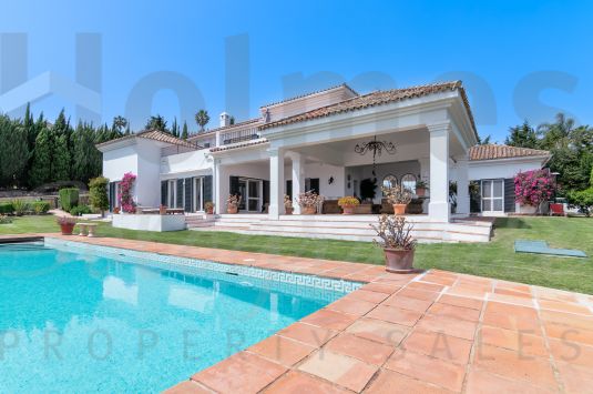 Family home located in the F zone of Sotogrande Alto with sea and golf views.