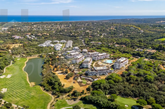 Village Verde Fase 2. Apartamentos de lujo y elegantes áticos en un idílico parque ubicado en el corazón de Sotogrande.