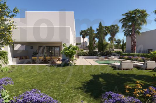 La Villas is a new complex located in a privileged setting, right by the golf course, offering homes with terrace, garden, and private pool in Sotogrande.