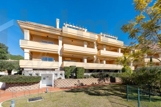 Promotion of luxury and spacious apartments for sale in the Mirador del Golf, Sotogrande Alto.