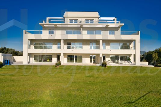 Emerald Greens es el nuevo residencial privado de apartamentos situados en el famoso resort San Roque Club con vistas al golf y al mar.