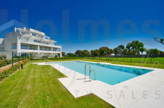 Second phase of Emerald Greens, the new private residential complex with apartments located at the famous San Roque Golf resort with views to the golf course and the sea.