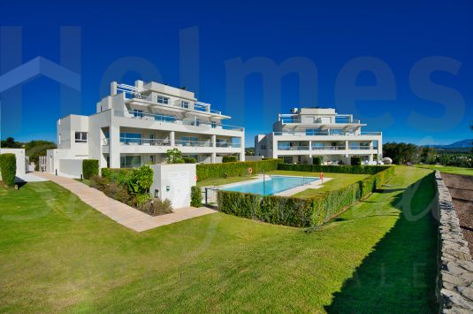 Emerald Greens, nuevo residencial privado de apartamentos situados en el famoso resort San Roque Club con vistas al golf y al mar.