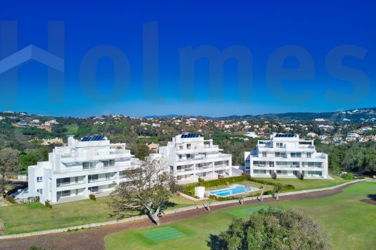 Segunda fase de Emerald Greens, nuevo residencial privado de apartamentos situados en el famoso resort San Roque Club con vistas al golf y al mar.