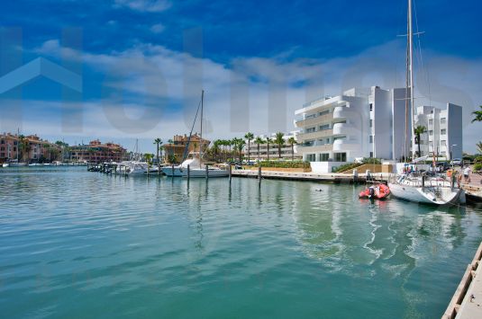 LAST UNIT AVAILABLE. Your new home at PIER1 in La Marina de Sotogrande with wonderful views of the Marina de Sotogrande.
