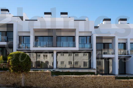 46 townhouses of 3 and 4 bedrooms with parking space, storeroom and terrace. Private urbanization with communal pool, sauna, gymnasium and beautiful garden areas.