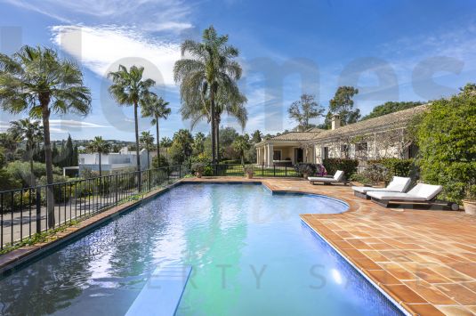 Magnífica villa con jardín maduro y amplias terrazas en la zona F de Sotogrande Alto.