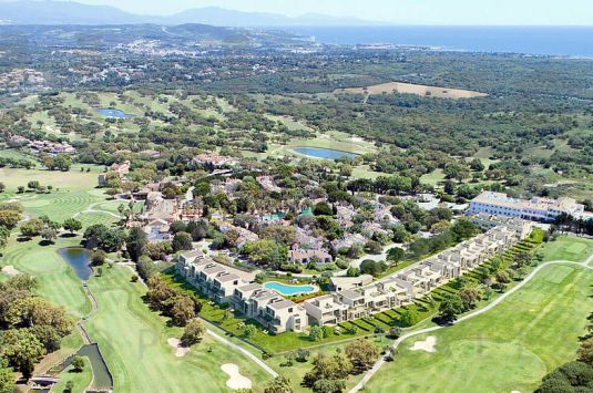 Casa adosada de 3 dormitorios en Hoyo 17, un nuevo complejo residencial en San Roque Club rodeado del campo de golf y de una alboleda de alcornoques centenarios.