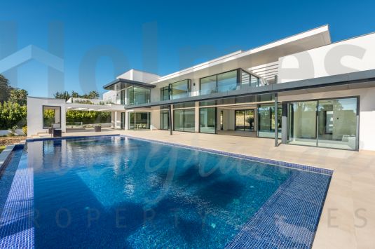Casa de los Leones is one of the most recent modern contemporary luxury villa to be delivered in the Kings and Queens area of Sotogrande.