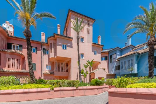 A fabulous west-facing penthouse apartment conveniently located in the heart of Puerto Sotogrande close to the beach and tennis club and with lovely views of the Marina.