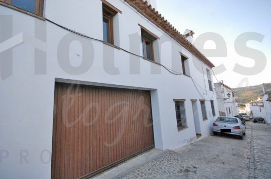 Charming unfurnished village house located in the historic center of Jimena de la Frontera on a very quiet street close to the Roman-Arab castle.