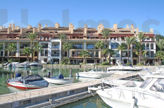 Fabulous south-east facing duplex penthouse in Ribera del Pez Luna with both Marina and mountain views.