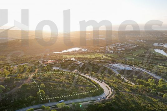 Exceptional plot with a project in one of the highest points of Sotogrande, offering unique panoramic views of the Mediterranean Sea, golf courses, and Gibraltar, as well as the African coastline.