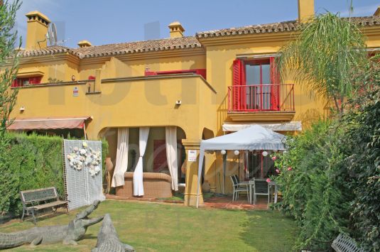 West-facing townhouse in El Casar Fronda with a communal pool and close to Galerías Paniagua.