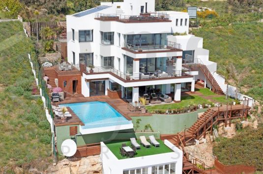 Amazing contemporary 5-bedroom villa above the beaches of Manilva and very close to Sotogrande.