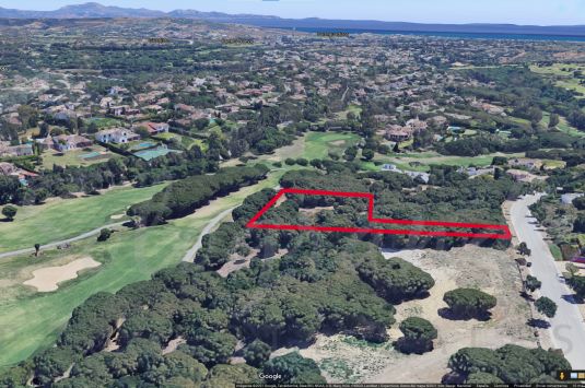 Wonderfully appointed plot with a gentle gradient with fantastic sea, mountain and front line golf views.