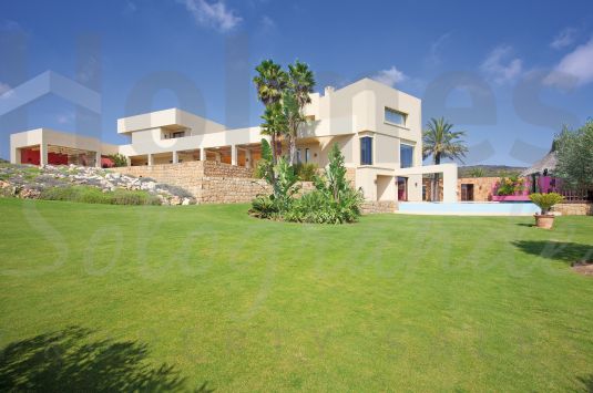 Esta mansión de lujo única en Sotogrande se encuentra en primera línea del campo de golf de La Reserva de Sotogrande, muy cerca del famoso campo de golf de Valderrama.