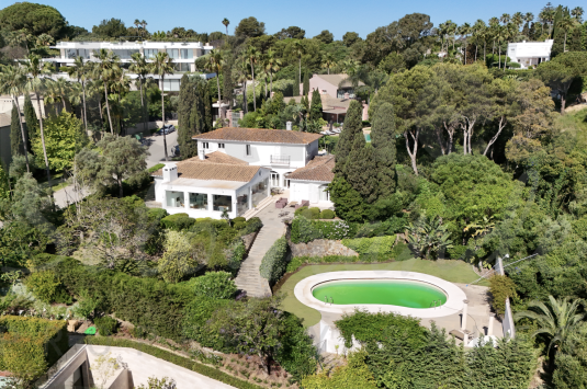 Contemporary styled villa with sea vievs in the the Kings and Queens area of Sotogrande Costa.