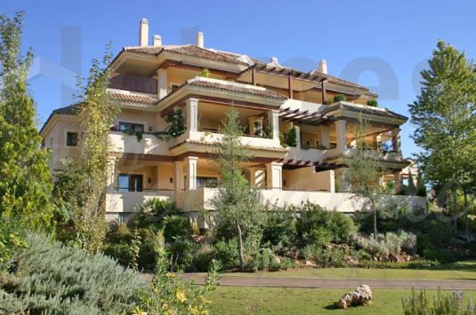 Beautiful south-facing duplex penthouse located in Valgrande, considered the most prestigious residential development in Sotogrande.
