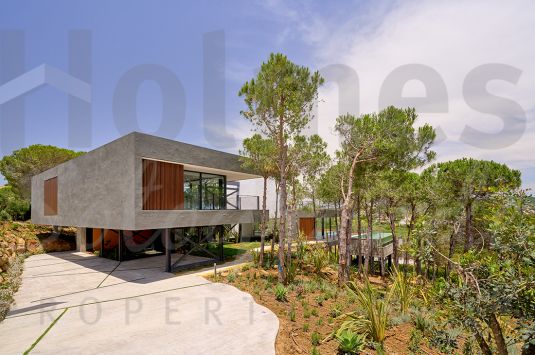 VILLA LAS NUBES. Espectacular villa moderna recién acabada en Sotogrande Alto con vistas panorámicas al mar y al golf.