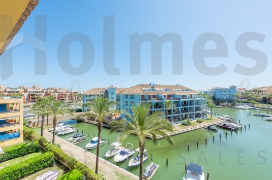 A super third floor apartment with a very sunny aspect and overlooking the inner Marina.