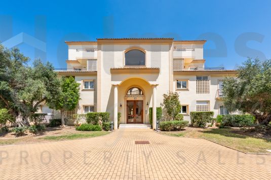 Precioso apartamento en las Mansiones de San Roque Club orientado al este con vistas al mar y al golf