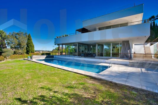 Fabulous well priced 6 bedroom luxury villa in a superb location in Sotogrande Alto.