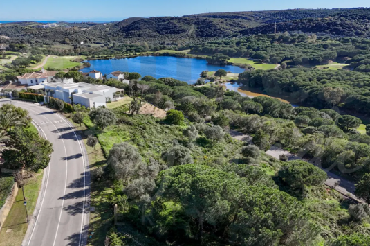 Parcela Premium con Vistas Panorámicas en Almenara, Sotogrande – Licencia Inminente.