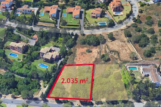 Building plot located in the popular F Zone in Sotogrande Alto and bordering a green zone.