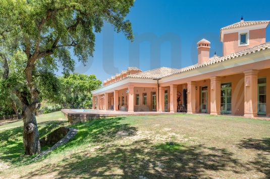 A lovely single storey contemporary villa in a quiet location with a south-facing aspect and adjoining the world famous Valderrama Golf Course.