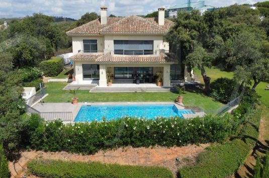 Fantástica villa construida con las mejores calidades y situada en el prestigioso enclave de Los Altos de Valderrama, Sotogrande.
