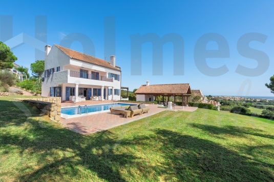 Amazing villa located in a quiet street of La Reserva de Sotogrande with South East orientation and excellent views of the golf course and the sea.