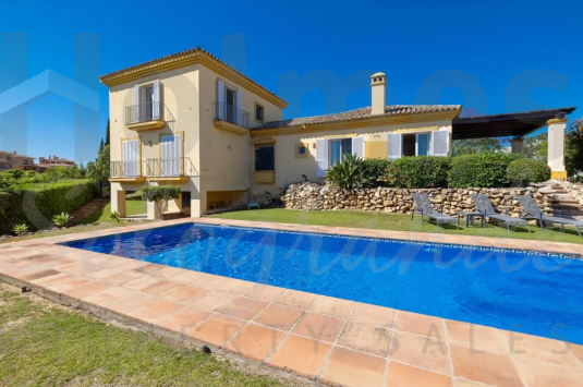 Elegante villa con vistas panorámicas en Sotogrande Alto