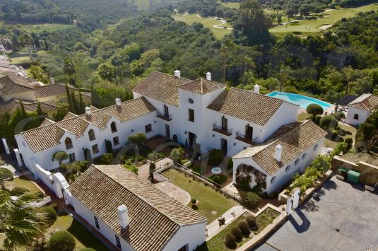 Magnífica villa situada en una de las zonas más deseadas de Sotogrande Alto, con vistas al sur a través de un paisaje salvaje hacia el campo de golf de San Roque II y al mar.