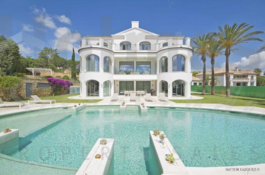 A fabulous villa with truly stunning views over Almenara golf course to the sea in a very private road in Sotogrande Alto.