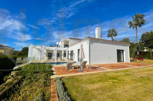 Villa de estilo moderno en Sotogrande Alto con fantásticas vistas al campo de golf de San Roque y al mar.