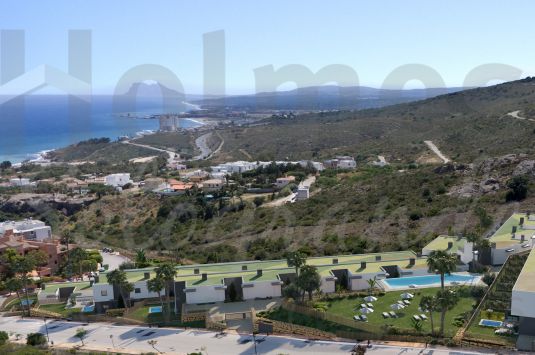 3 bedroom townhouse, with private garden of 27,6 m2, in the new project in Bahía de Las Rocas offering breathtaking views to the Mediterranean, the Rock of Gibraltar and the African coastline.
