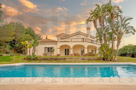 Elegante villa con vistas al mar y a la Sierra Bermeja en Almenara, Sotogrande Alto