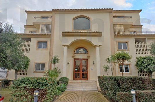 Espectacular ático dúplex en Las Mansiones de San Roque Golf.