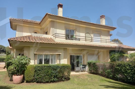 Exclusive semi-detached house in San Roque Golf with garden, solarium and panoramic golf and sea views.