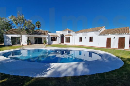 Excepcional villa en venta en la demandada zona D de Sotogrande Alto.