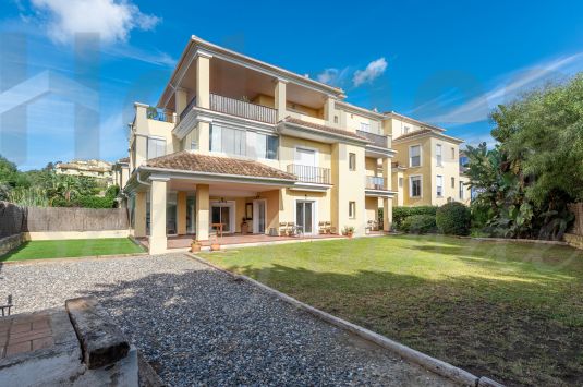 Elegante apartamento en planta baja con amplio jardín privado de 300m2 en Pueblo Nuevo de Guadiaro