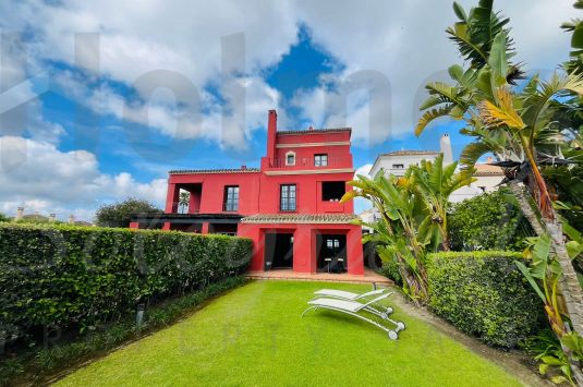 Sunny semi-detached villa with sea views in the exclusive complex of Los Cortijos de la Reserva, Sotogrande.