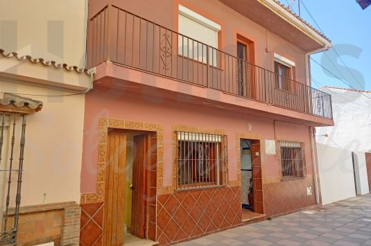 2 storey townhouse in need of renovation in Pueblo Nuevo de Guadiaro, very close to bars, restaurants, shops, supermarkets, schools and golf courses.