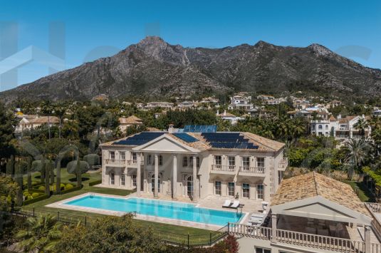 Villa Sinfonía es una extraordinaria residencia de tres niveles en venta en la codiciada comunidad cerrada de Sierra Blanca, en la Costa del Sol.