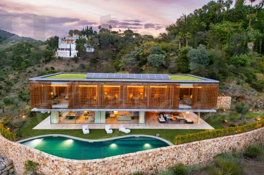 Villa Alia. Esta villa orientada al suroeste ofrece vistas panorámicas al Mediterráneo y a las montañas circundantes, ubicada en la prestigiosa comunidad de El Madroñal.
